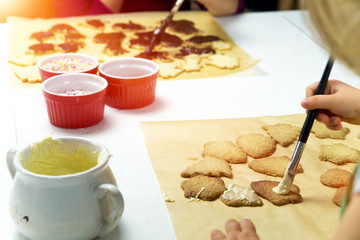 Weihnachtskekse mit Schokolade bestreichen