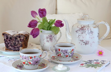 Tischdekoration mit Heidelbeerkuchen, vintage Porzellan und Tulpenstrauss