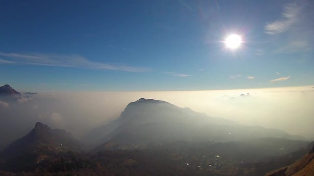 Time lapse nebbia in pianura dalla montagna