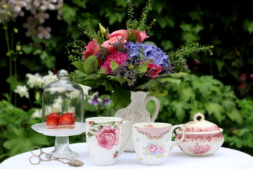 Tischdekoration mit teetassen