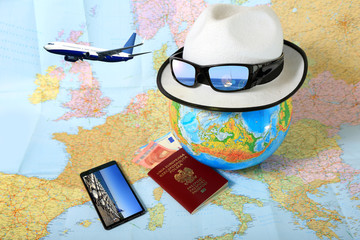 Fototapeta Mapa, paszport i smartfon, przygotowanie do podróży. obraz