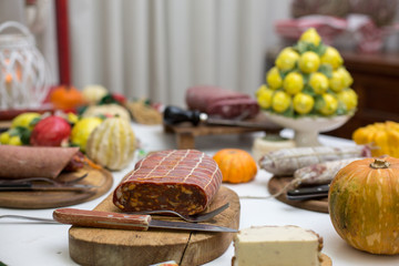 Assortimento di salumi, agrumi e formaggi italiani con zucche decorative