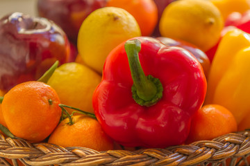 Peperone, limoni, mele e arance per una dieta sana