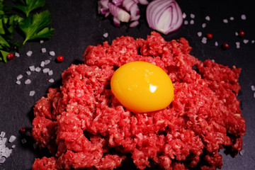 tatar mit ei und zwiebel