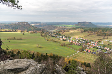 Blick vom Pfaffenstein bei Pfaffendorf Region Königsstein, Links Festung Königsstein, rechts der Lilienstein, unten Pfaffendorf - Sächsische Schweiz