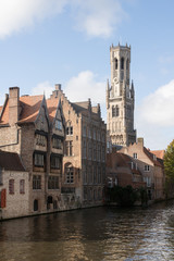 Fototapeta na wymiar Canaux et beffroi de Bruges