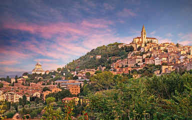 Fototapeta na wymiar Todi, Perugia, Umbria, Italy: landscape at dawn of the medieval hill town