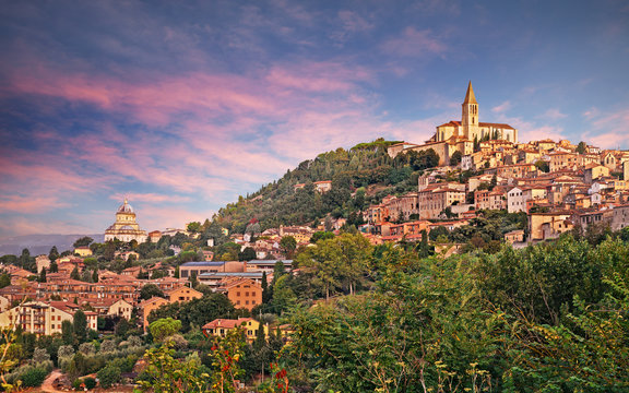 Fototapeta Todi, Perugia, Umbria, Italy: landscape at dawn of the medieval hill town