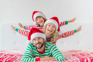 Obraz premium Happy family in Christmas eve