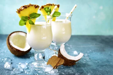 Tuinposter Traditionele Caribische cocktail pina colada in een bril. © lilechka75