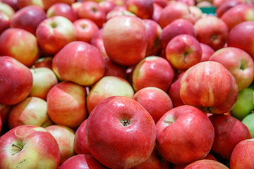 Fototapeta na wymiar Red ripe apples on the counter market