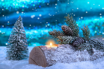 An Weihnachten mit Tanne, Schnee und Kerzenlicht, Zweig mit Tannenzapfen verschneit