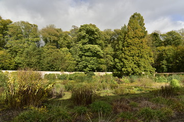 Le petit jardin de l'Orangerie en automne entouré d'un mur d'enceinte ,au Jardin Botanique National de Belgique à Meise