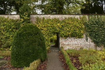 L'unique porte d'entrée du Jardin de l'Orangerie garnie de lierre au Jardin Botanique National de Belgique à Meise