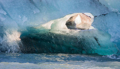 Obraz premium Beautiful landscape with glacial icebergs in Jokulsarlon glacier lagoon, Iceland
