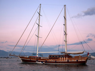 Fototapeta na wymiar Beautiful luxury yacht in the sea at sunset
