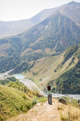 Fototapeta na wymiar woman admires the view of the mountains