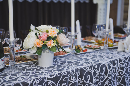 Central table for the main guests of the celebration 8922.