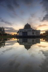 Obraz premium Reflection of the mosque with a nice sky background on sunset / sunrise view