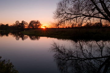 Fototapeta na wymiar Sunset on River Wey 1