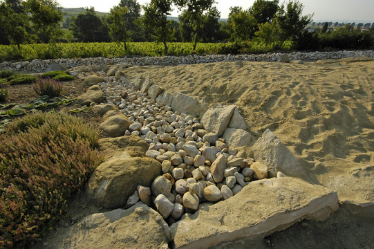 strandpfad der sinne nahe der beller kirche bei eckelsheim