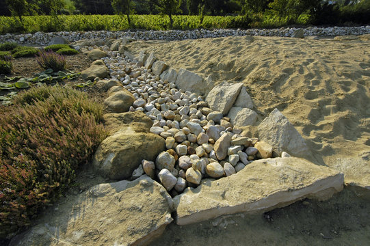strandpfad der sinne nahe der beller kirche bei eckelsheim