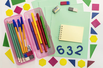 Naklejka premium A pencil case, pens, pencils, notebook, notebooks lie on the table.