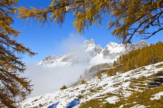 Fototapeta Die Bischofsmütze im Lärchenfenster