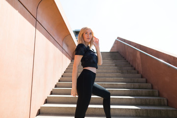 Obraz premium Junge Frau im Sportoutfit in der Stadt