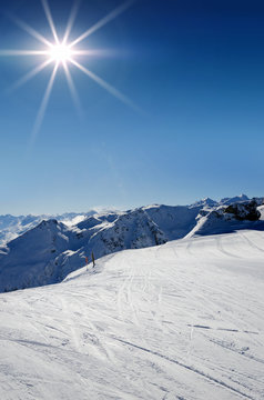 Skipiste mit Bergkette im Gegenlicht Montafon Vorarlberg