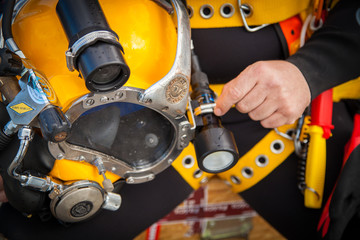 Casco de buzo profesional con cámara incorporada y linterna para una inmersión
