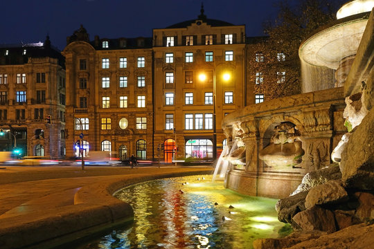 Der Wittelsbacher Brunnen am Lenbachplatz in M&uuml;nchen