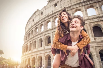 Papier peint photo autocollant rond Rome Couple at Colosseum, Rome