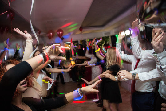 Persone che ballano durante una festa