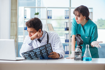 Obraz premium Two doctors discussing x-ray MRI image in hospital