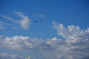 青空と雲とヘリコプターの編隊飛行「雲の風景」（パートナー、手を合わせる、仲間、