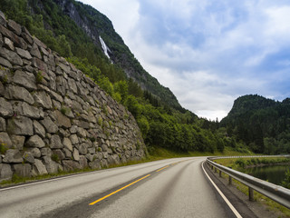 Paisajes de carretera por la zona de ODDA  en el sur de Noruega ,en Europa en el verano de 2017.  Fiordo de Sandvevatnet
