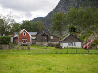 Fototapeta na wymiar Paisajes rural,de carretera , con casas típicas por la zona de ODDA en el sur de Noruega , Europa en el verano de 2017. 