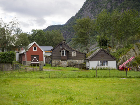 Paisajes rural,de carretera , con casas típicas por la zona de ODDA  en el sur de Noruega , Europa en el verano de 2017.  
