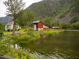 Fototapeta na wymiar Paisajes de carretera por el trayecto desde ODDA a la cascada de LATEFOSSEN, por el sur de Noruega en Europa en el verano de 2017. Fiordo de Sandvevatnet 