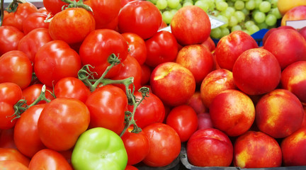 Fresh tomatoes & peaches in market