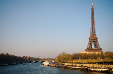 Fototapeta na wymiar The Eiffel tower seen from the Bir Hakeim Bridge