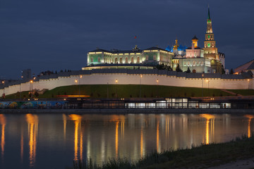 Obraz premium view of Kazan Kremlin from the banks of the river in the evening