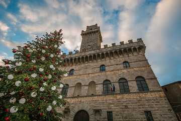 Albero di natale gigante in piazza Grande a Montepulciano, Toscana - obrazy, fototapety, plakaty