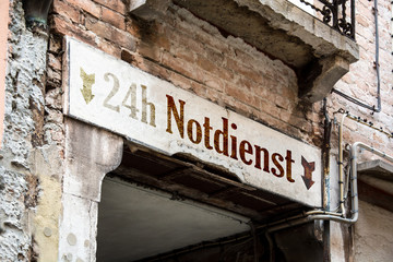 Obraz premium Schild 226 - 24h Notdienst