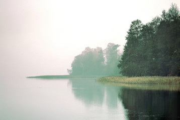 jesienne mgły nad jeziorem - obrazy, fototapety, plakaty