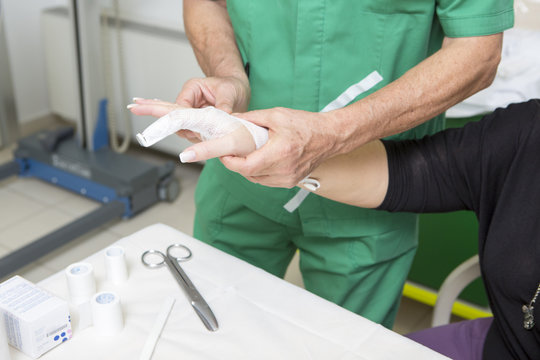 Applicazione di una stecca per dita rotte o lussate