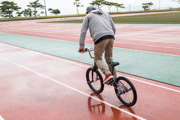 ＢＭＸで走る男性