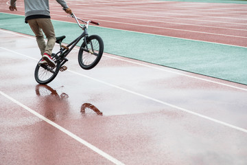 ＢＭＸを操る男性