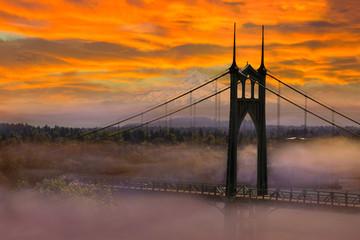 Naklejka premium Mount Hood przy moście St Johns podczas wschodu słońca w Portland w stanie Oregon